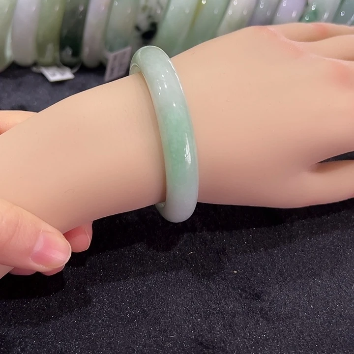 翡翠未镶嵌手镯编号55557圈口55