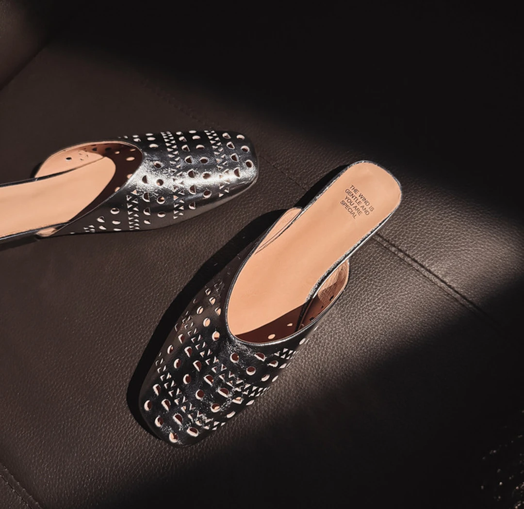 法式镂空洞洞鞋女夏季外穿凉拖2025新款真皮透气软底包头半拖鞋