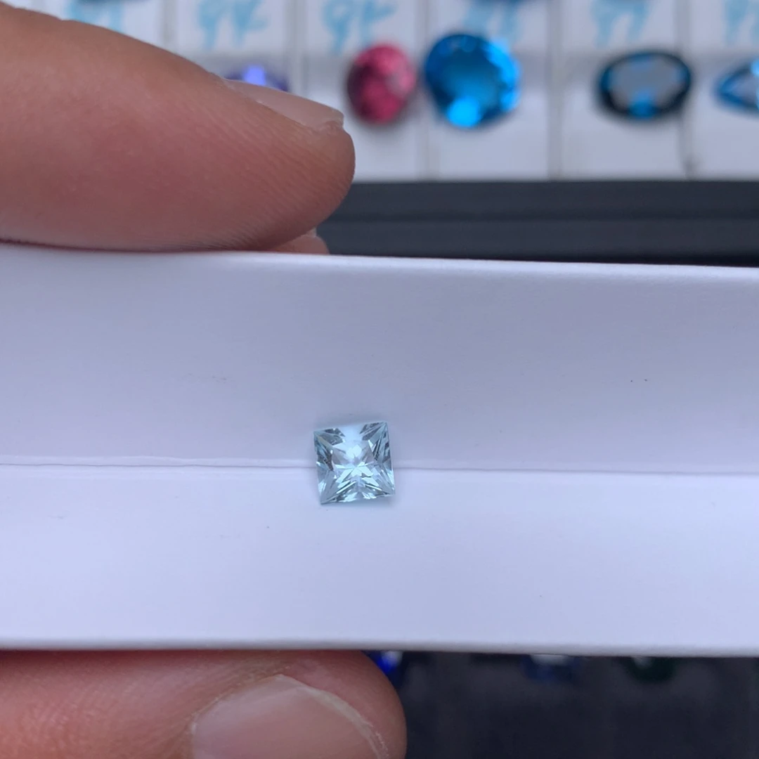 海蓝宝石裸石87分公主方5.5mm