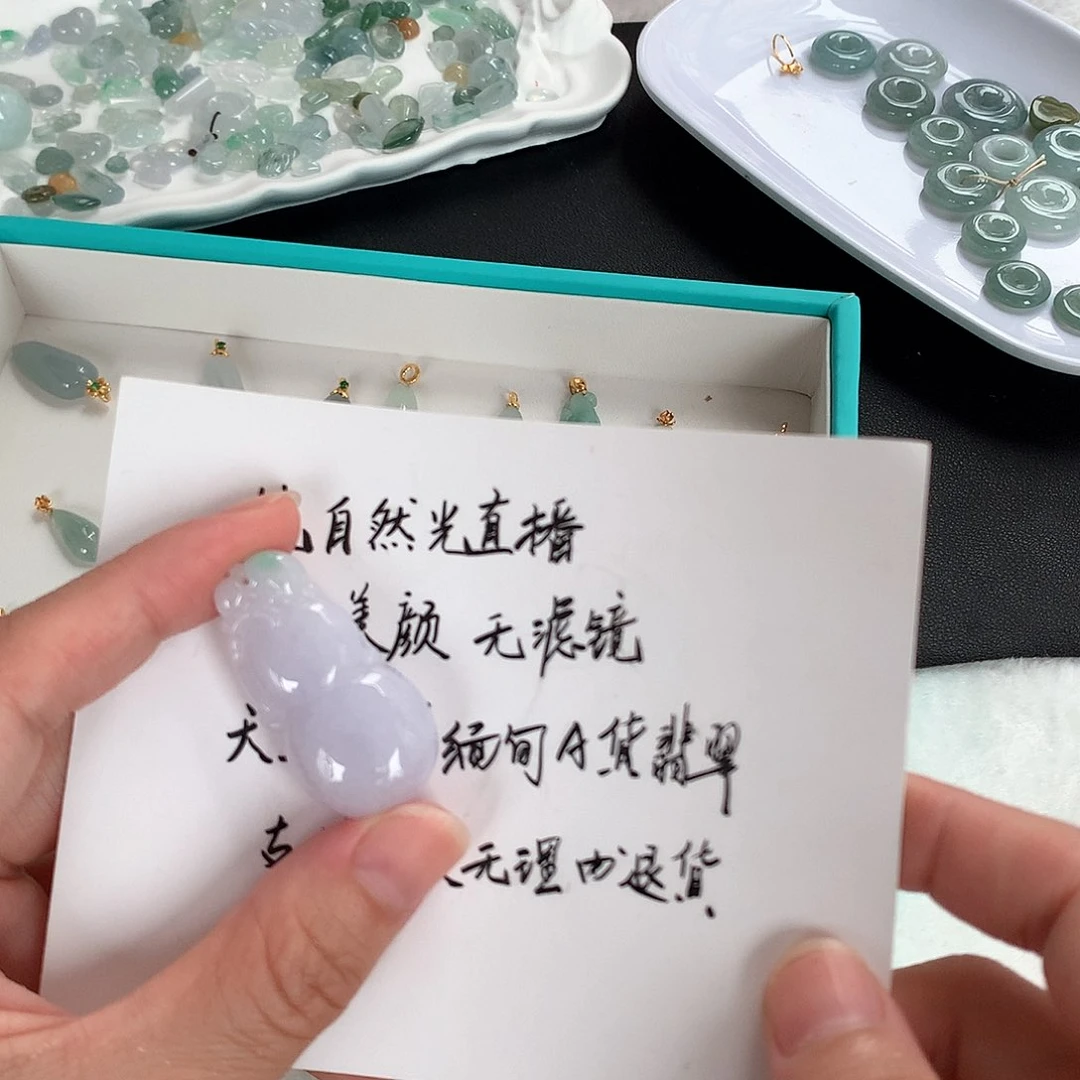 翡翠未镶嵌颈饰葫芦