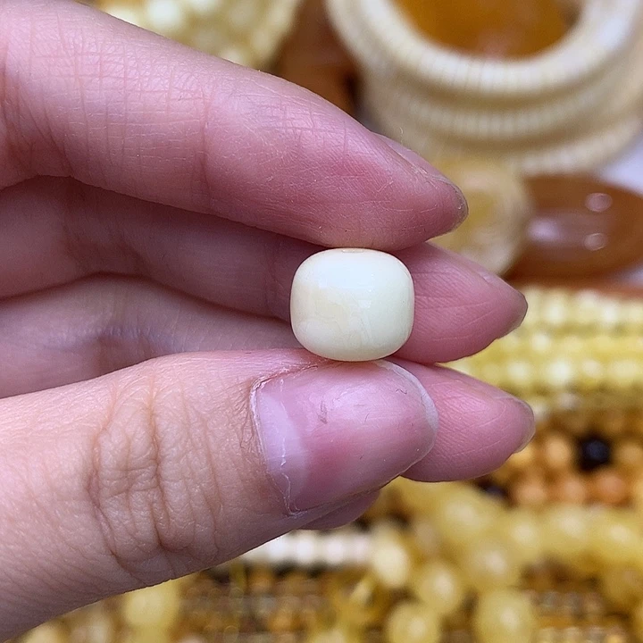 蜜蜡未镶嵌珠宝奇石