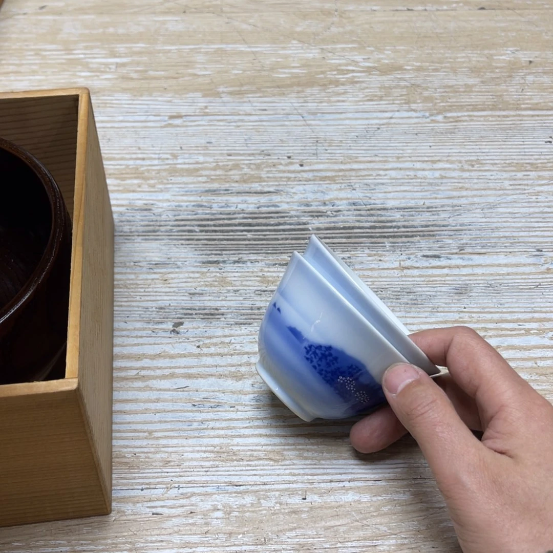 瓷片魔****?密密麻麻地排列着一个