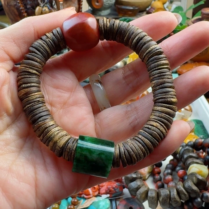 翡翠戒指未镶嵌大****?