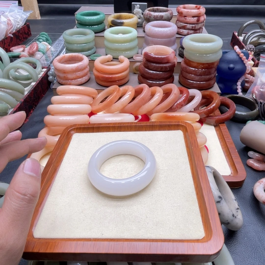 石英质玉手镯未镶嵌黑**役