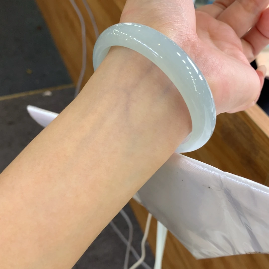 翡翠未镶嵌手镯天然Ａ货翡翠56天空蓝落落大方