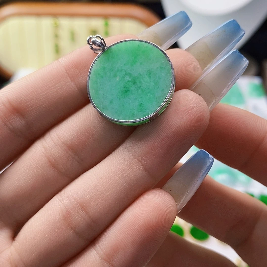 翡翠18K金镶嵌颈饰翡翠