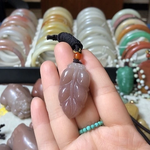 颈饰未镶嵌石英质玉