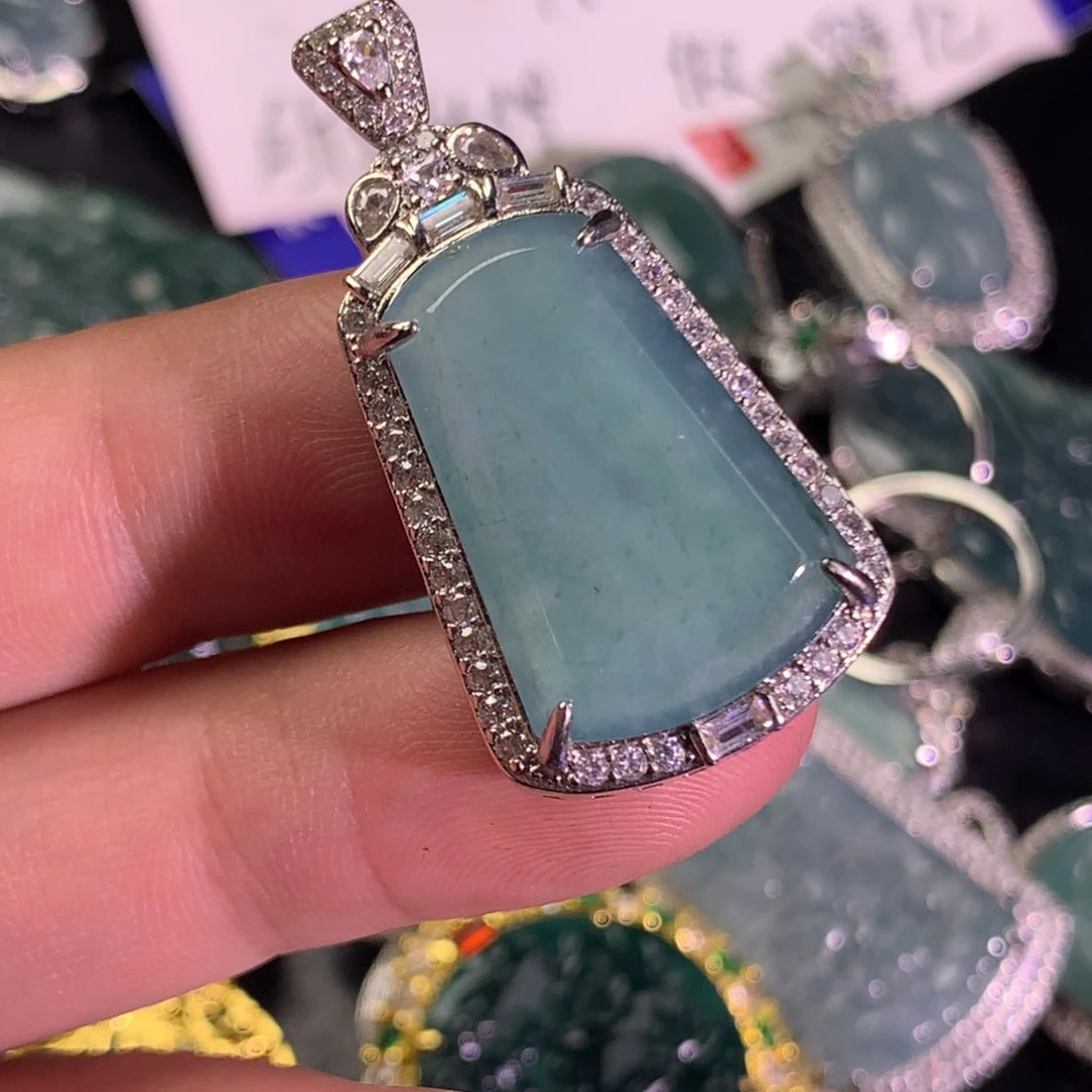 翡翠未镶嵌颈饰无事牌