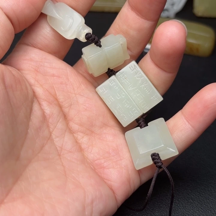 和田玉未镶嵌挂件山***峰