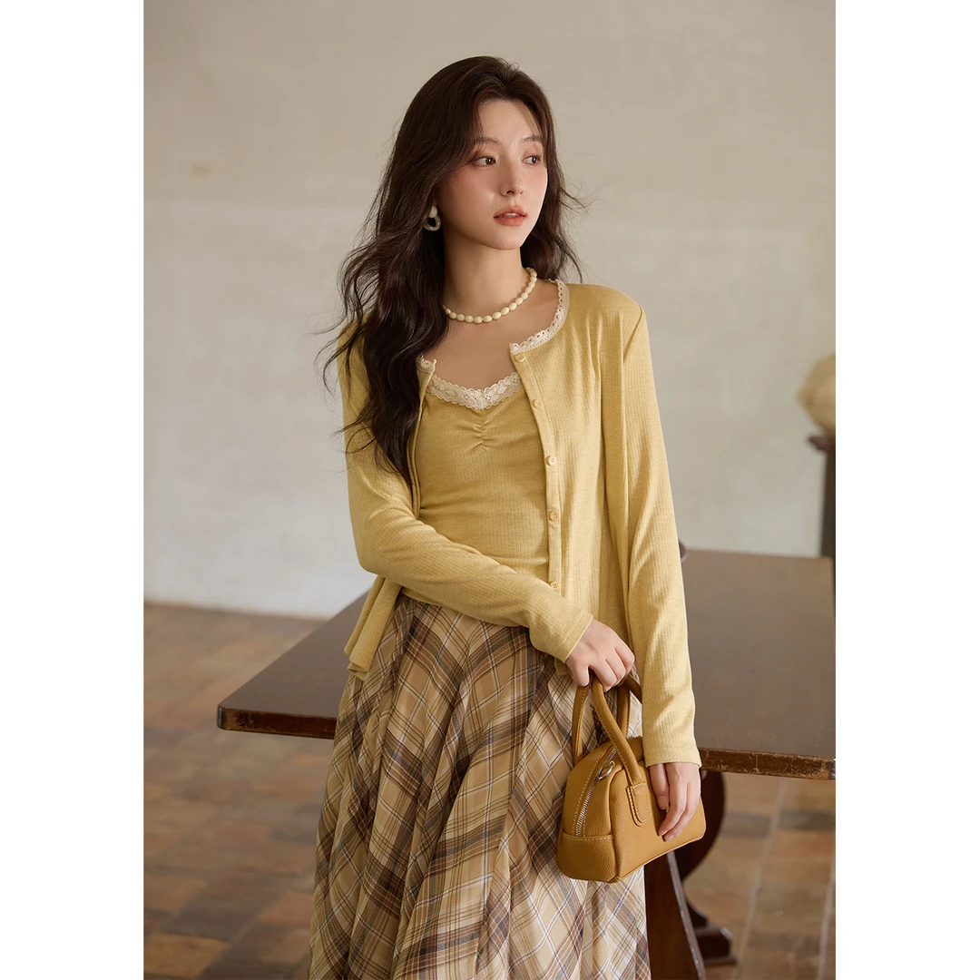 谜秀新黄色针织吊带开衫套装早秋V领蕾丝拼接雕花纽扣两件套