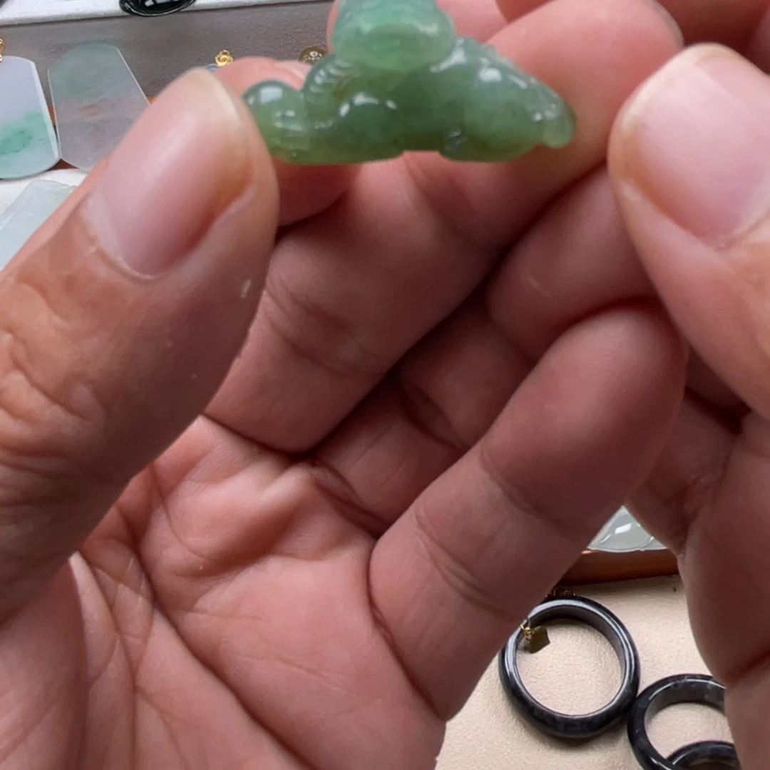 翡翠未镶嵌颈饰翡翠冰绿霸王貔貅