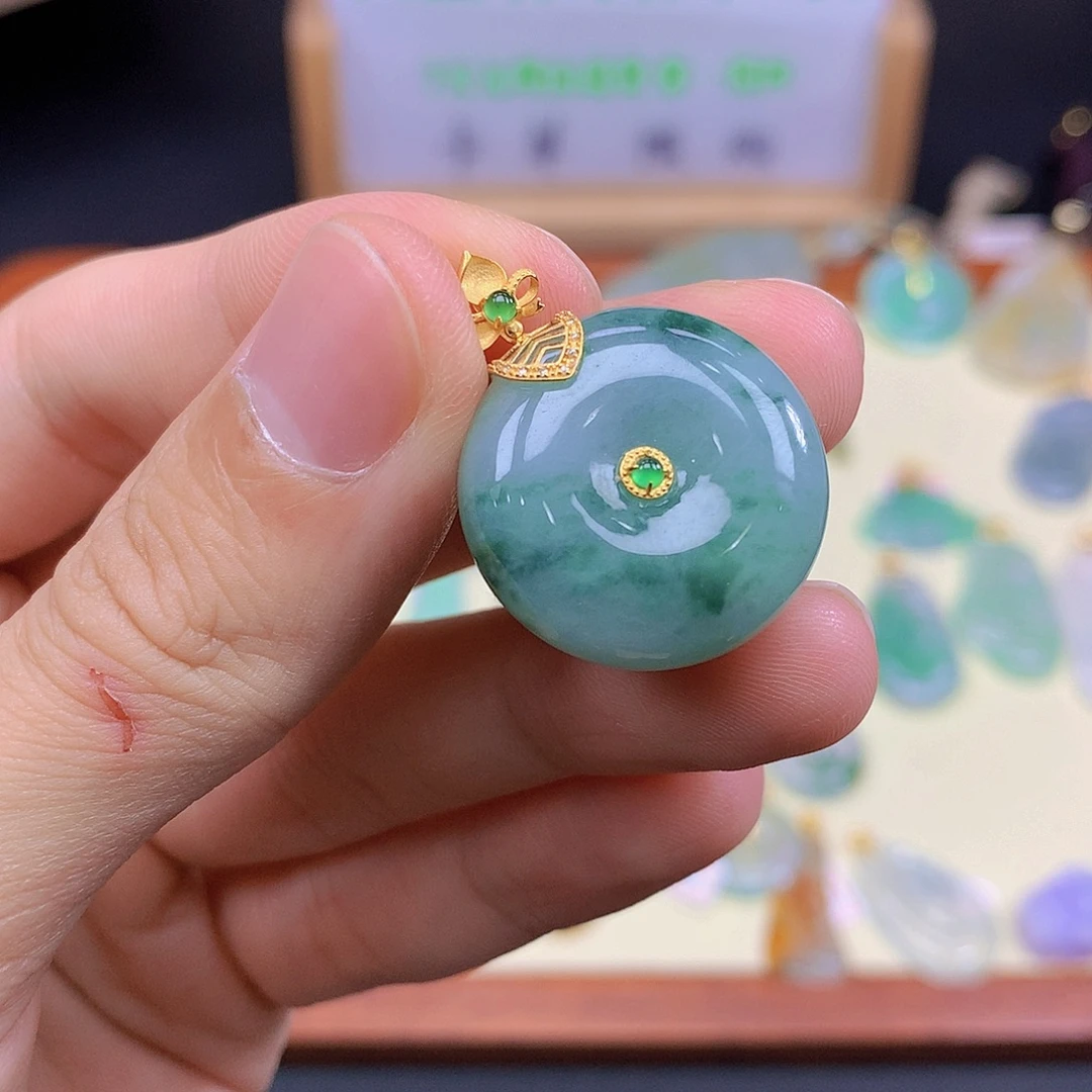翡翠18K金镶嵌颈饰翡翠
