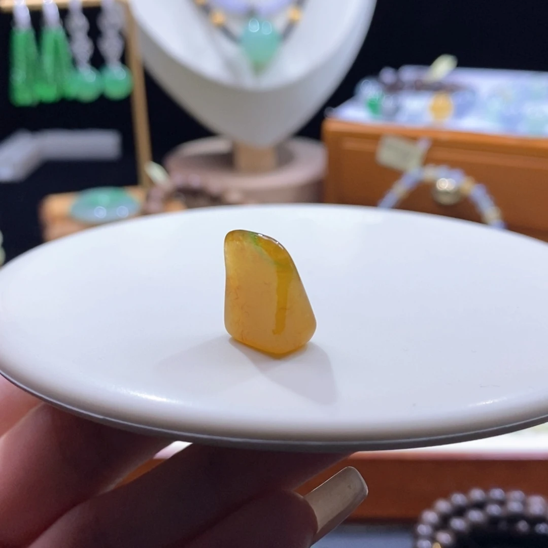 翡翠未镶嵌颈饰浓黄随形