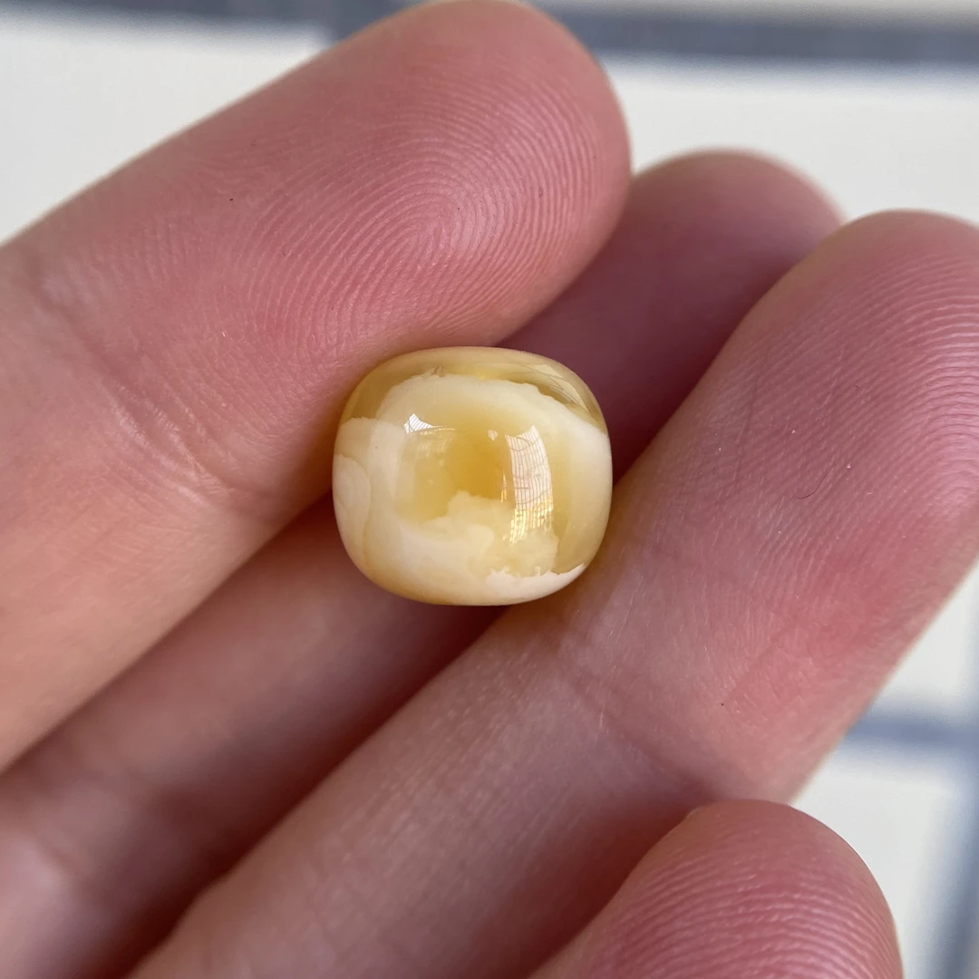 蜜蜡沁色橘黄老型配饰11.3×10.3mm，孔侧边丁点沙眼植物点介意勿拍