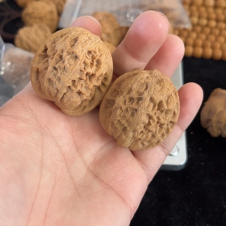 把件文玩核桃38左右微微瑕将军膀，编号002