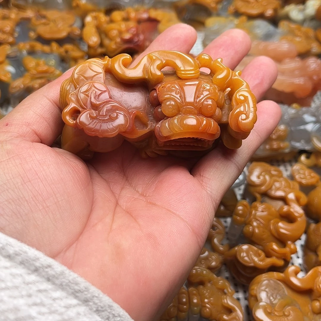 石英质玉（黄龙玉）未镶嵌颈饰
