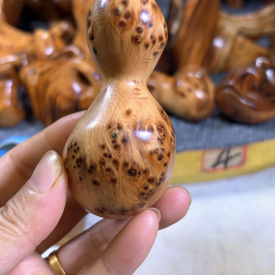 大***哥柏木（崖柏）随行摆件手把件