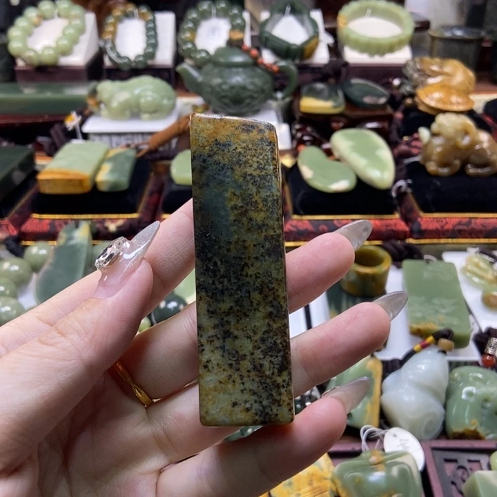 未镶嵌岫岩河磨玉（透闪石质玉）把件