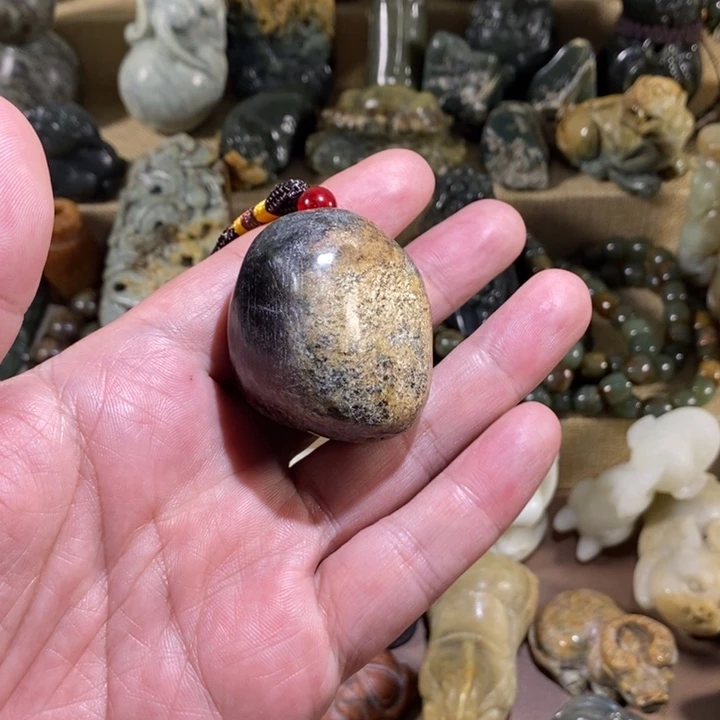 透闪石质玉未镶嵌挂件