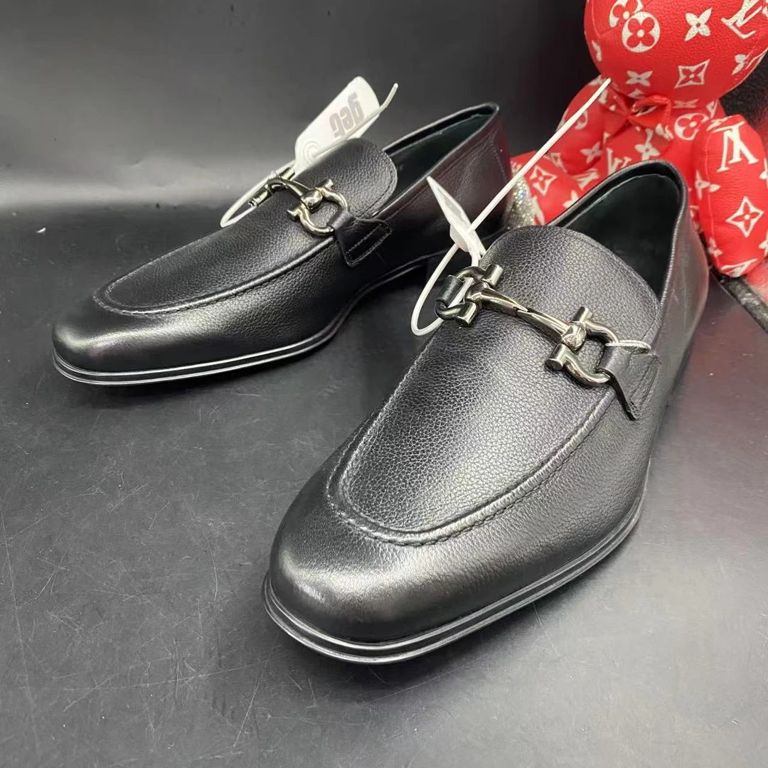 95新 FERRAGAMO/菲拉格慕 黑色皮革银扣时尚皮鞋41.5欧码lb439