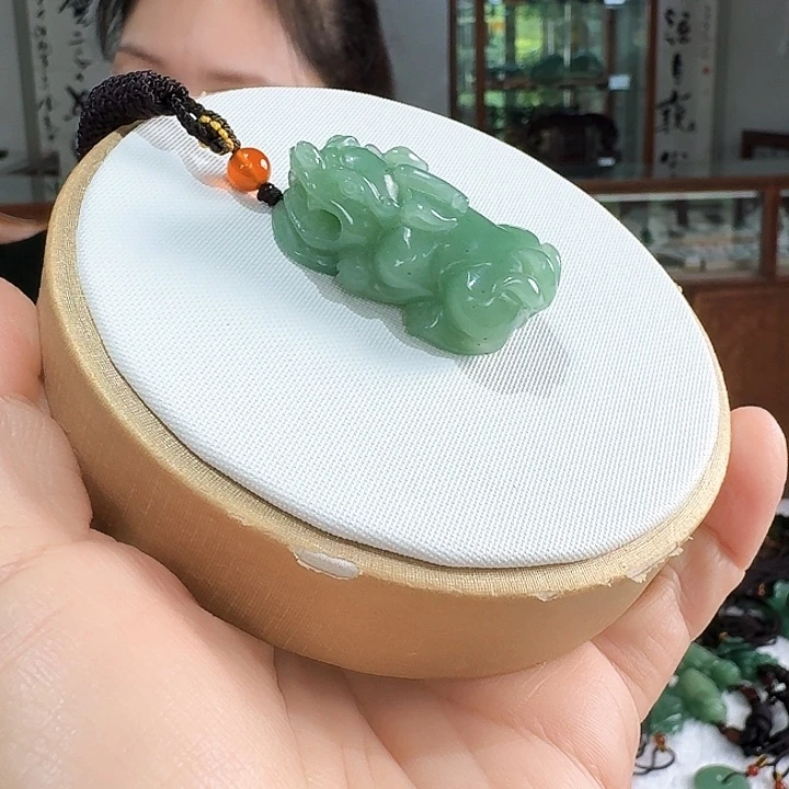 颈饰未镶嵌密玉（石英质玉）