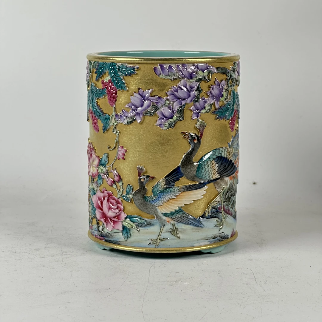 珐琅彩金地花鸟笔筒收藏鉴赏