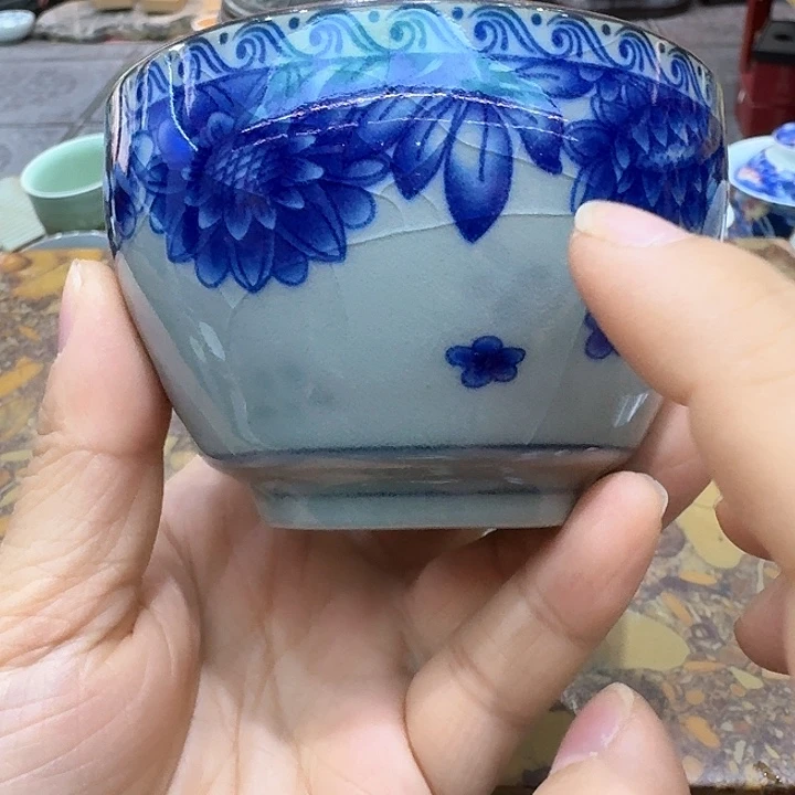 青花杯一个，瓷。。。品茗