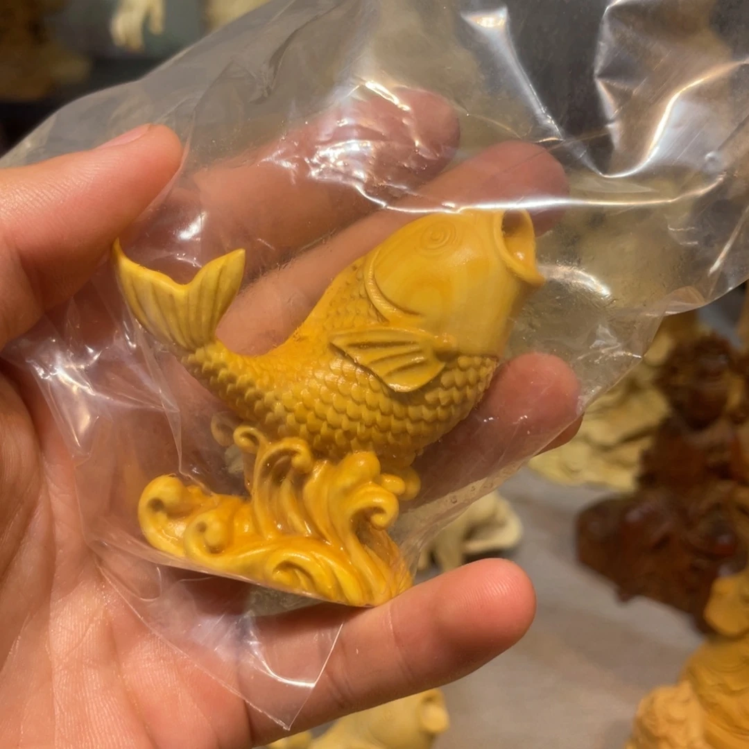 酒***间黄杨木微瑕小金鱼