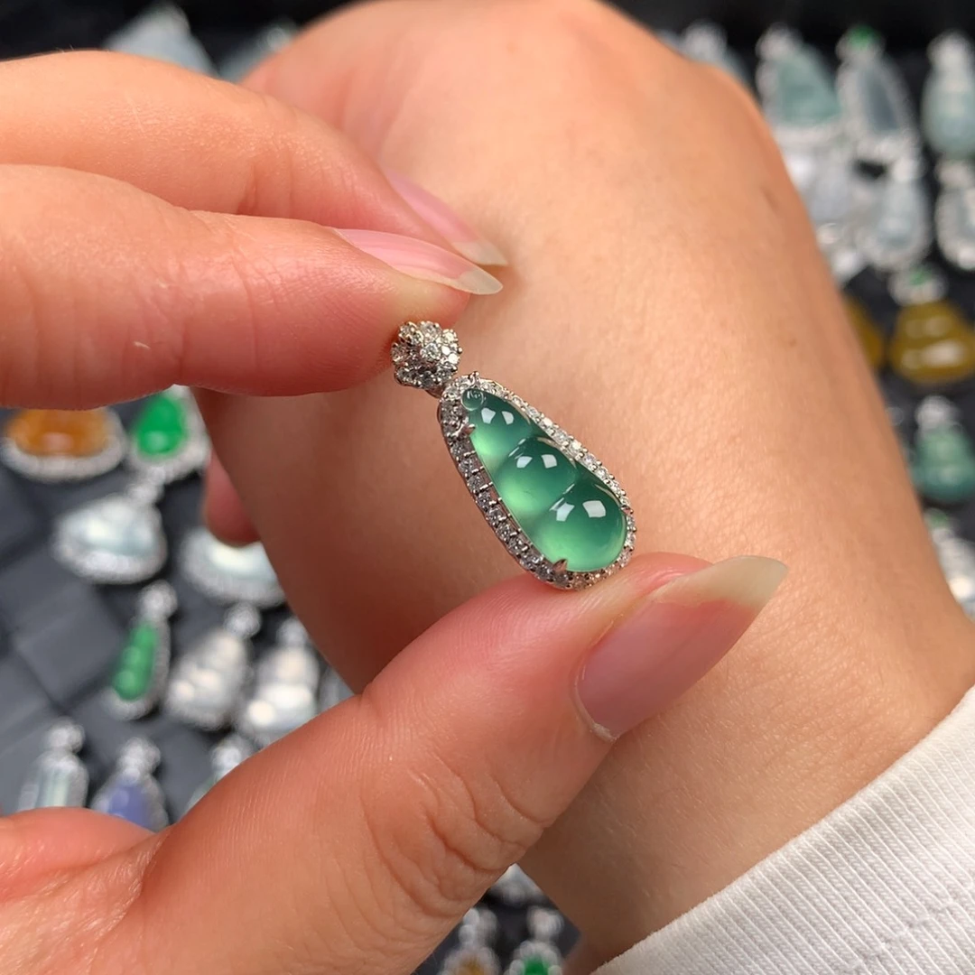 颈饰18K金镶嵌翡翠浓颜复古绿