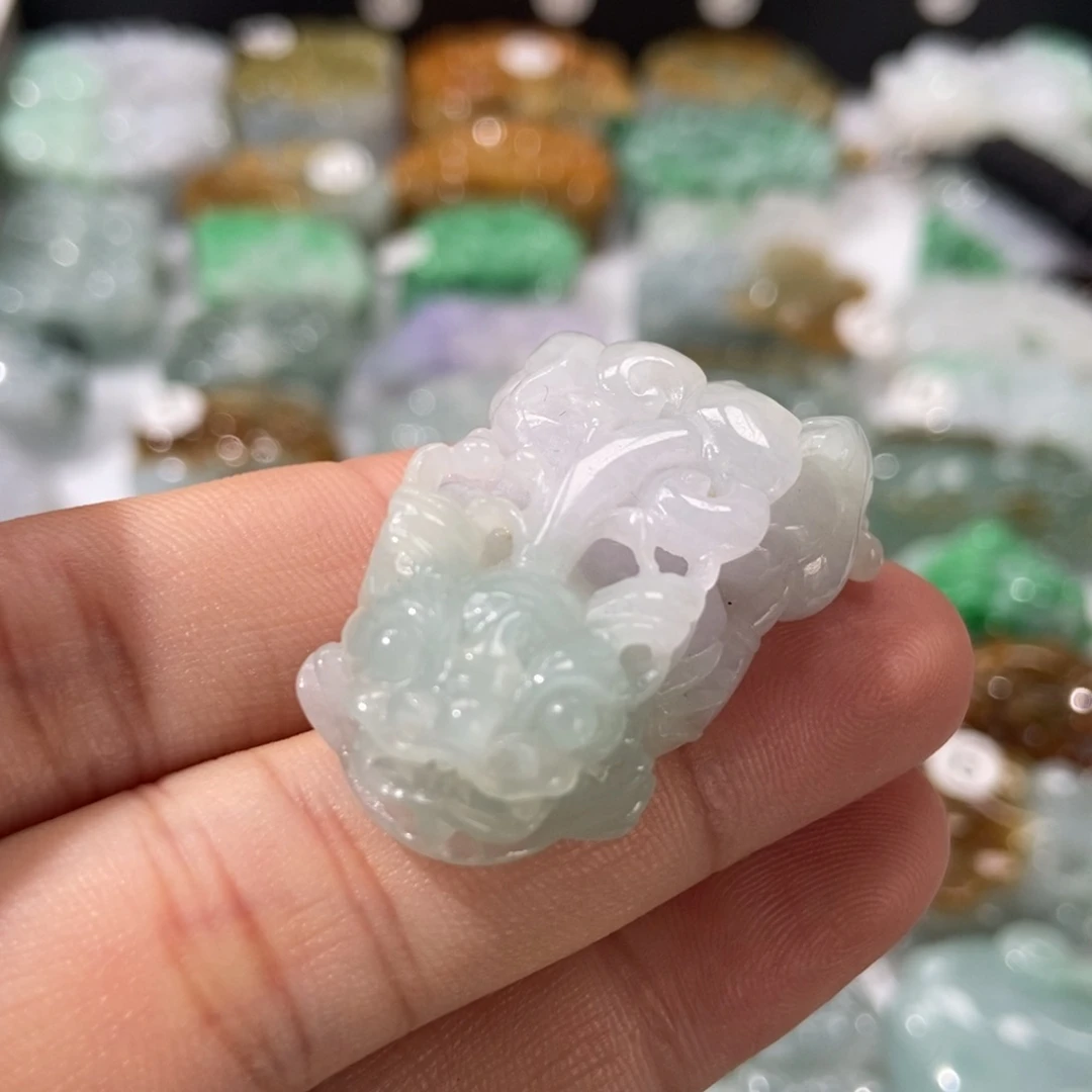 翡翠未镶嵌颈饰貔貅