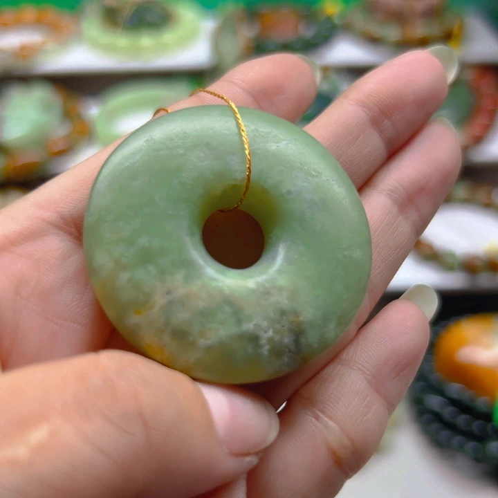 未镶嵌透闪石质玉挂件