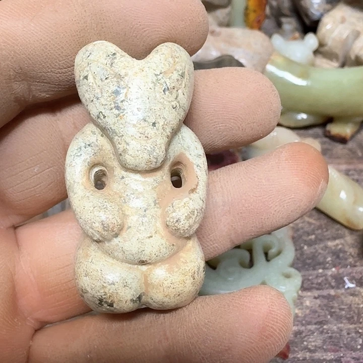 蛇纹石玉颈饰未镶嵌