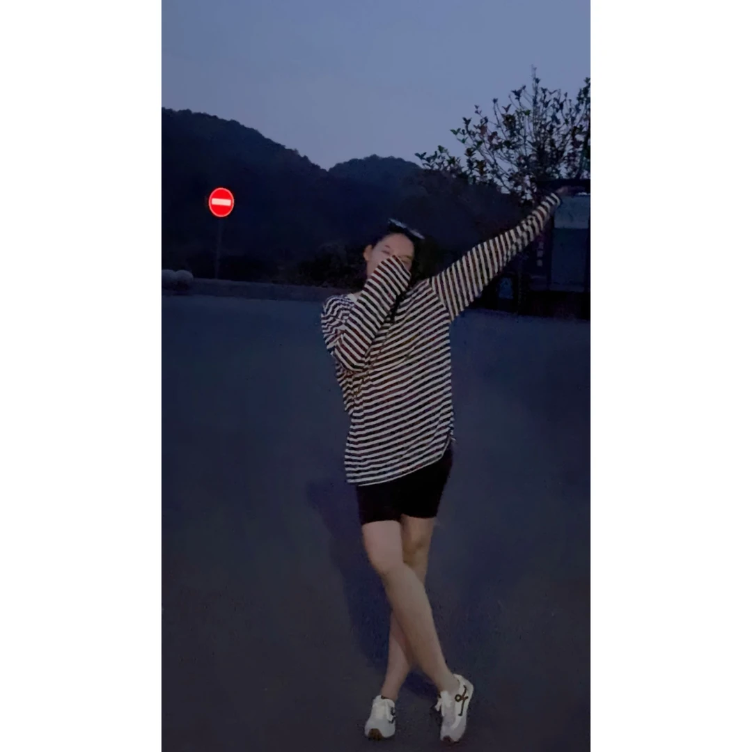 【悠悠】韩系ins简约条纹轻薄防晒T恤女慵懒风条纹拼色女 D038