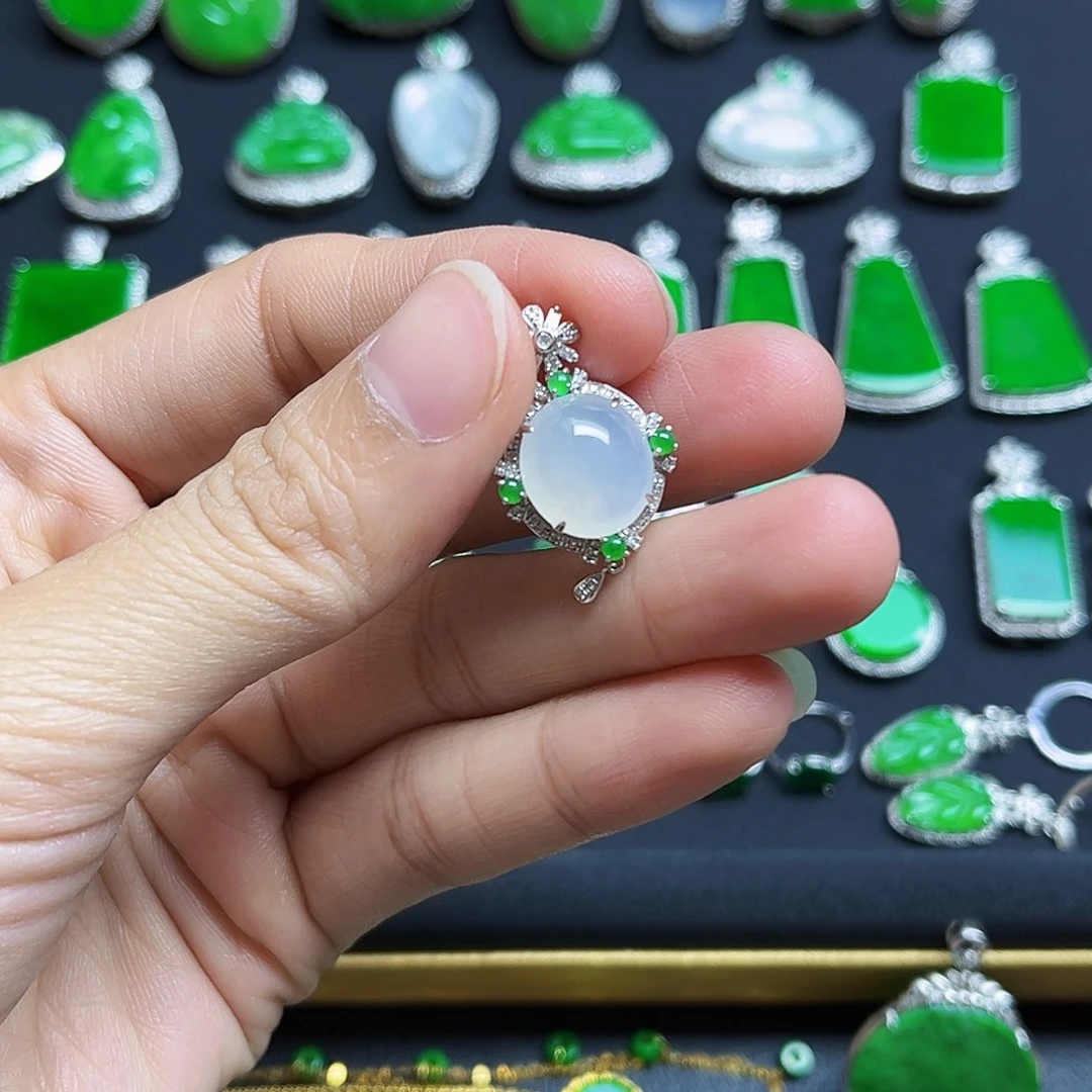 翡翠18K金镶嵌颈饰