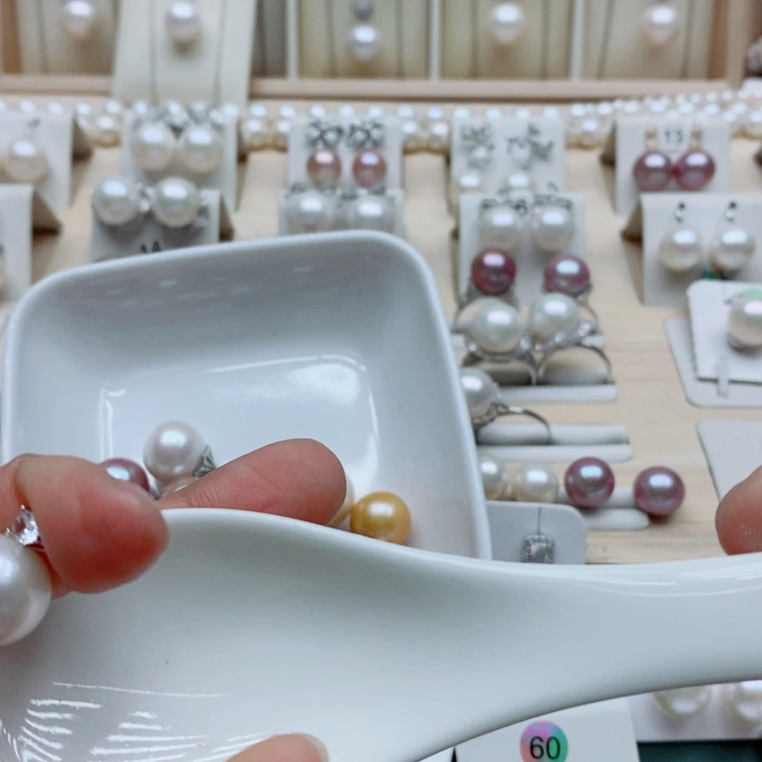 凤***飞银S925镶嵌淡水珍珠颈饰