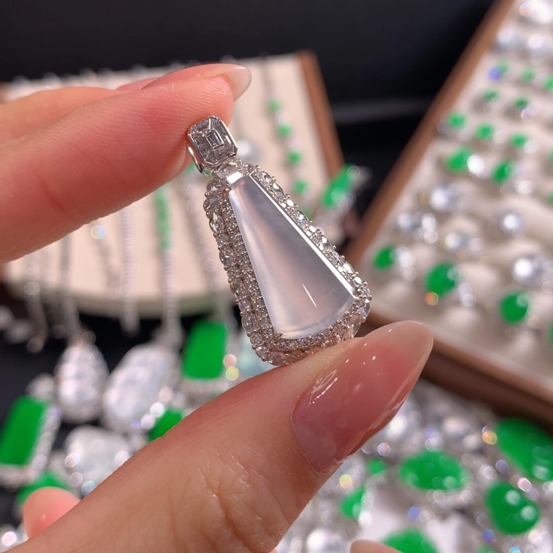 翡翠18K金镶嵌颈饰无事柱