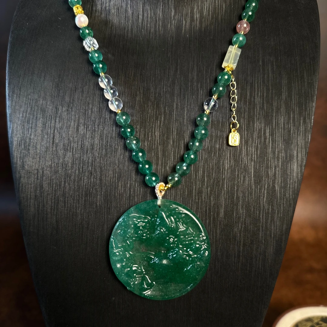 绿草莓晶大尺寸雕刻吊坠项链