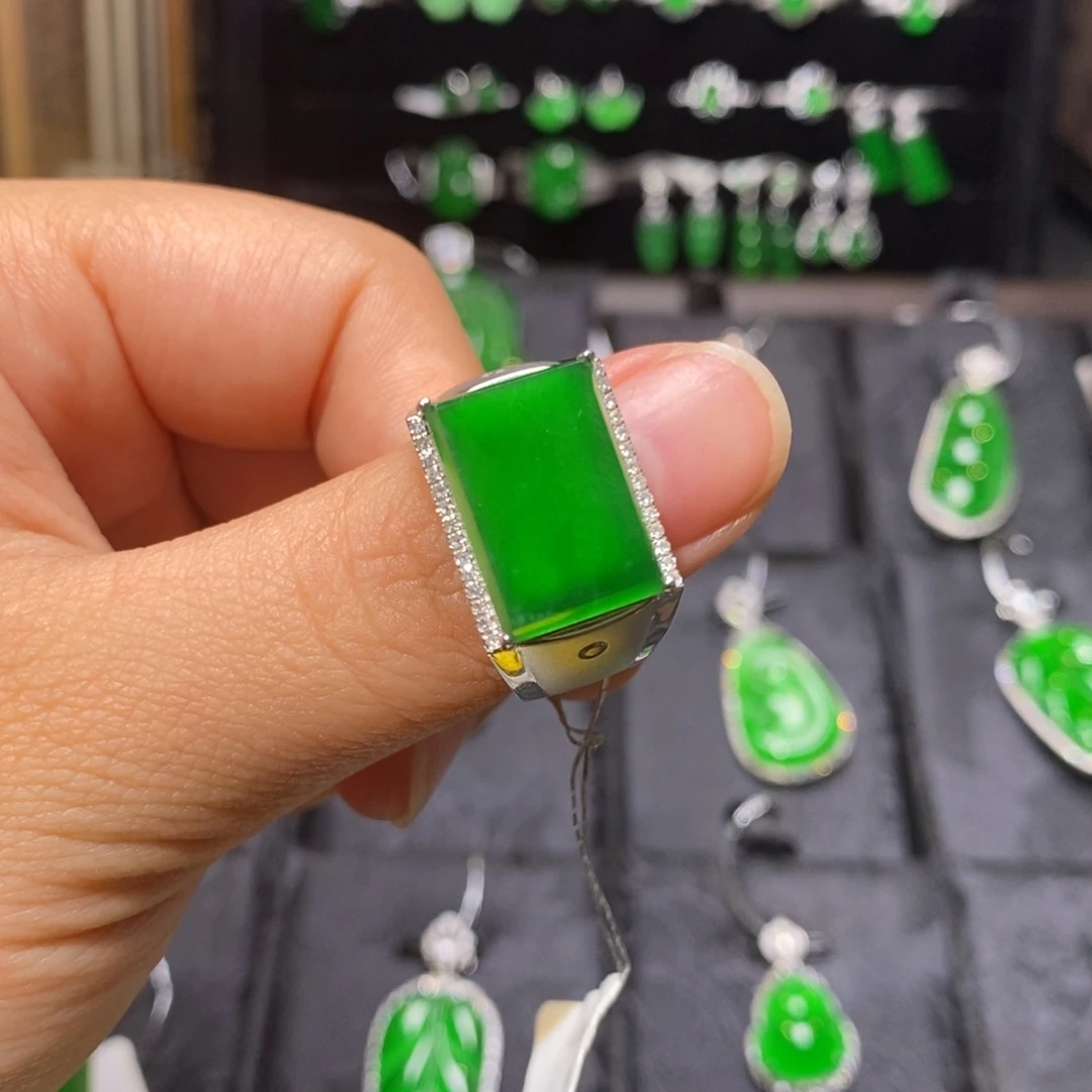 18K金镶嵌戒指翡翠天然翡翠