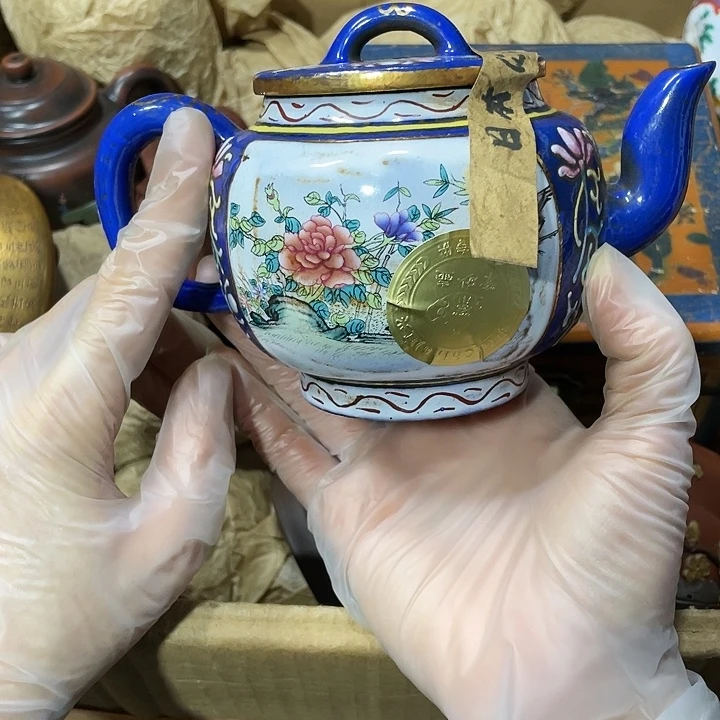 紫砂茶壶原矿泥料，手工制作的一把紫砂壶。