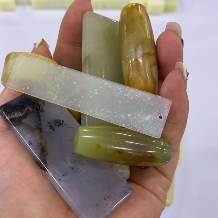 蛇纹石玉吊坠合金不****渣