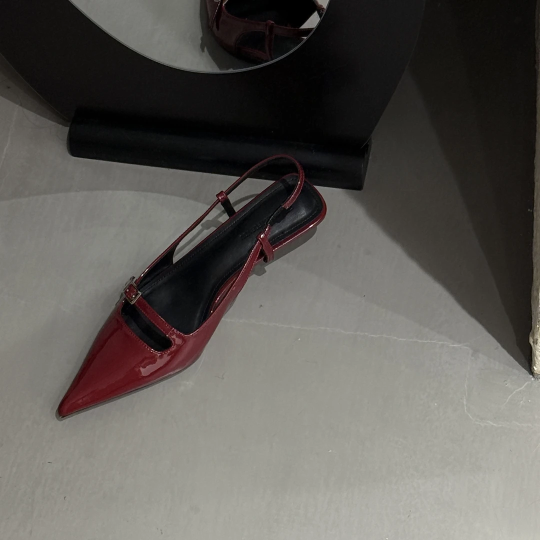 manccstudio 版型好正！法式漆皮尖头低跟凉鞋女春夏包头后空单鞋
