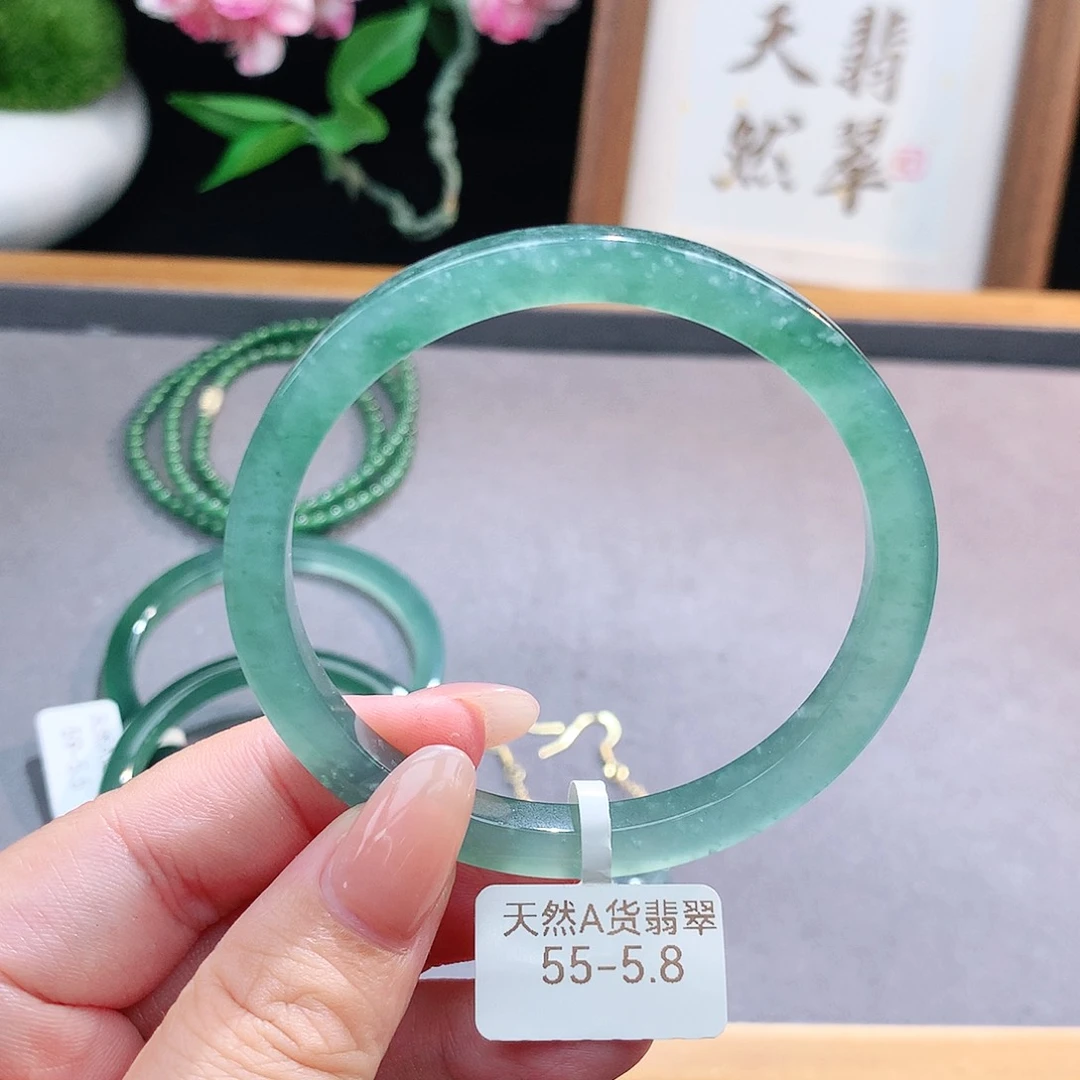 未镶嵌手镯（圆镯）翡翠