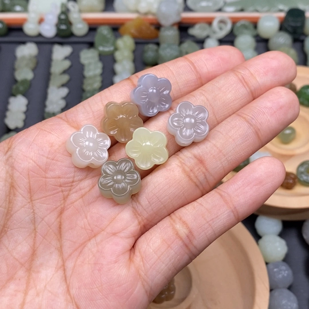 盛***瑰和田玉未镶嵌颈饰