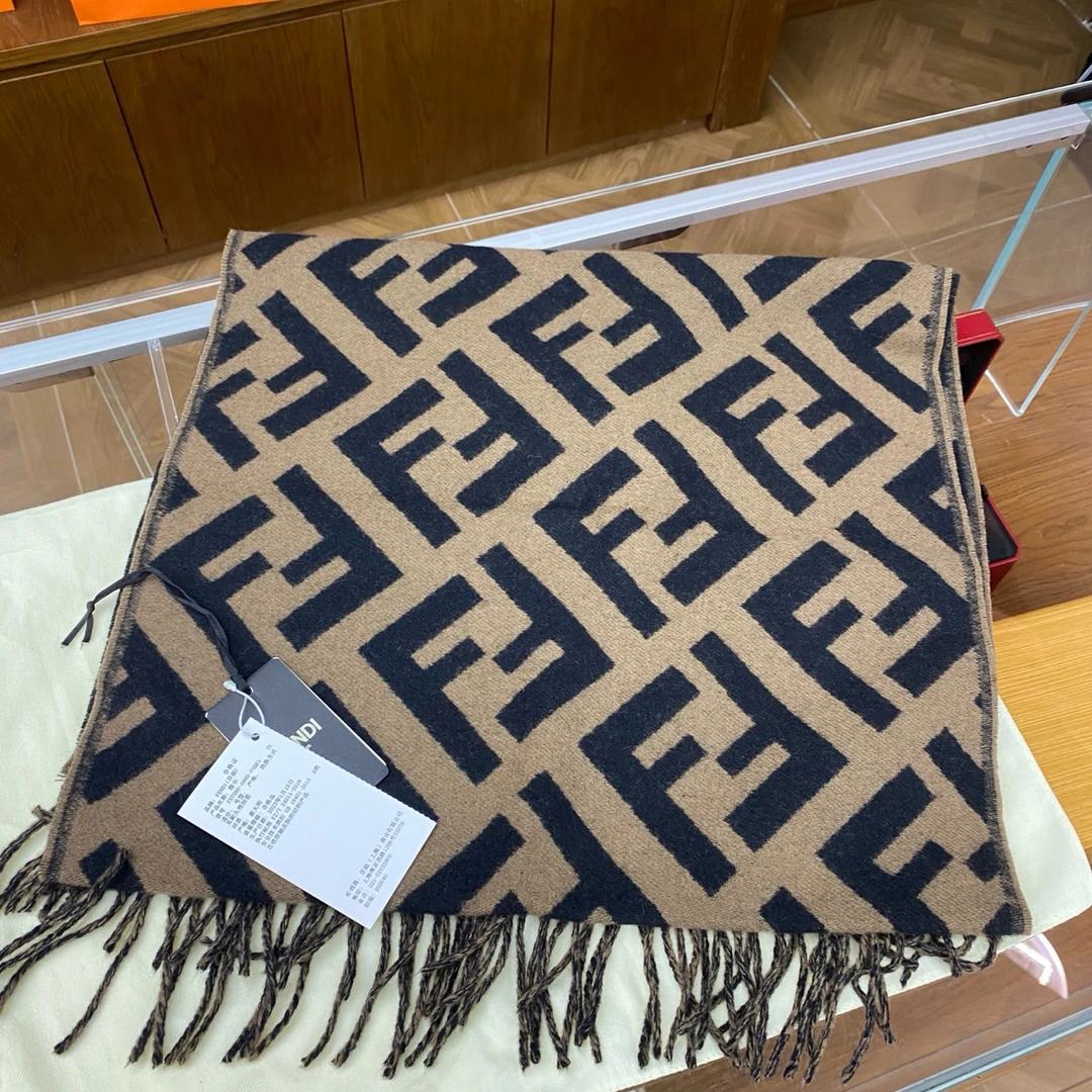 全新未使用 FENDI/芬迪 老花羊绒围巾170/45