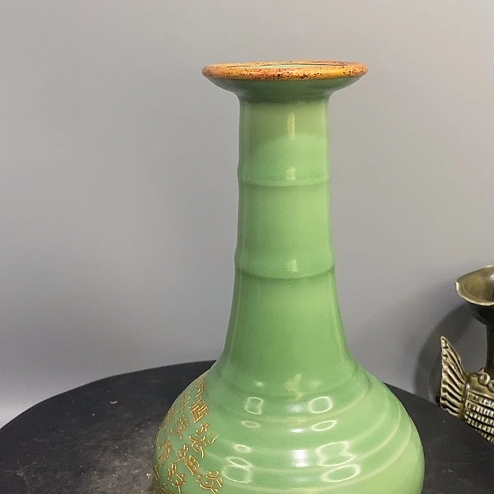 龙泉窑玄纹瓶造型美观