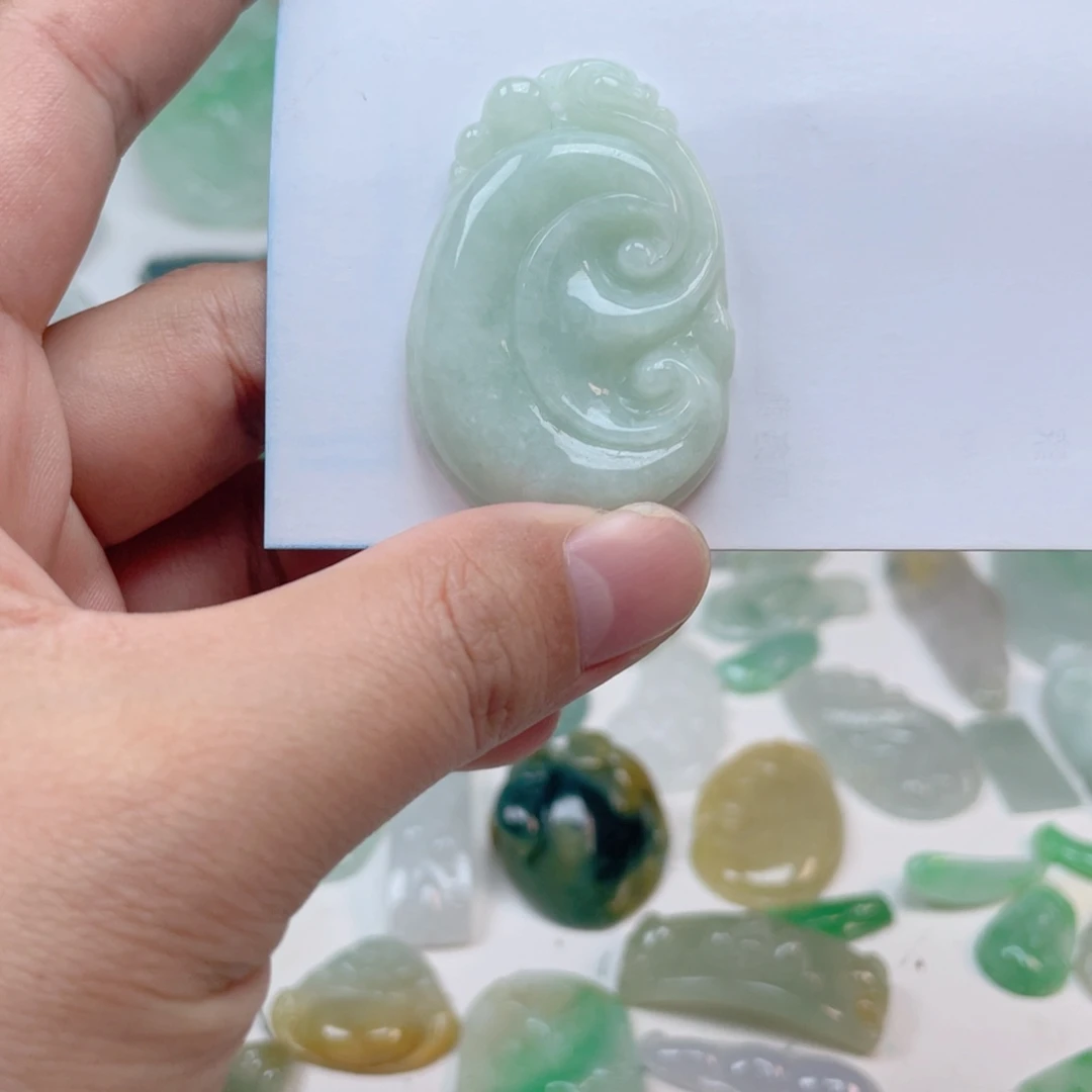 翡翠颈饰未镶嵌如意