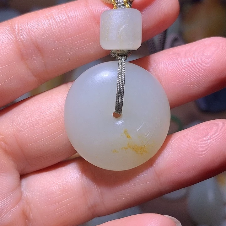 和田玉（糖玉）未镶嵌颈饰观**君