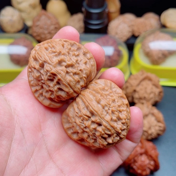 文玩核桃把件三角白狮子41×41×36