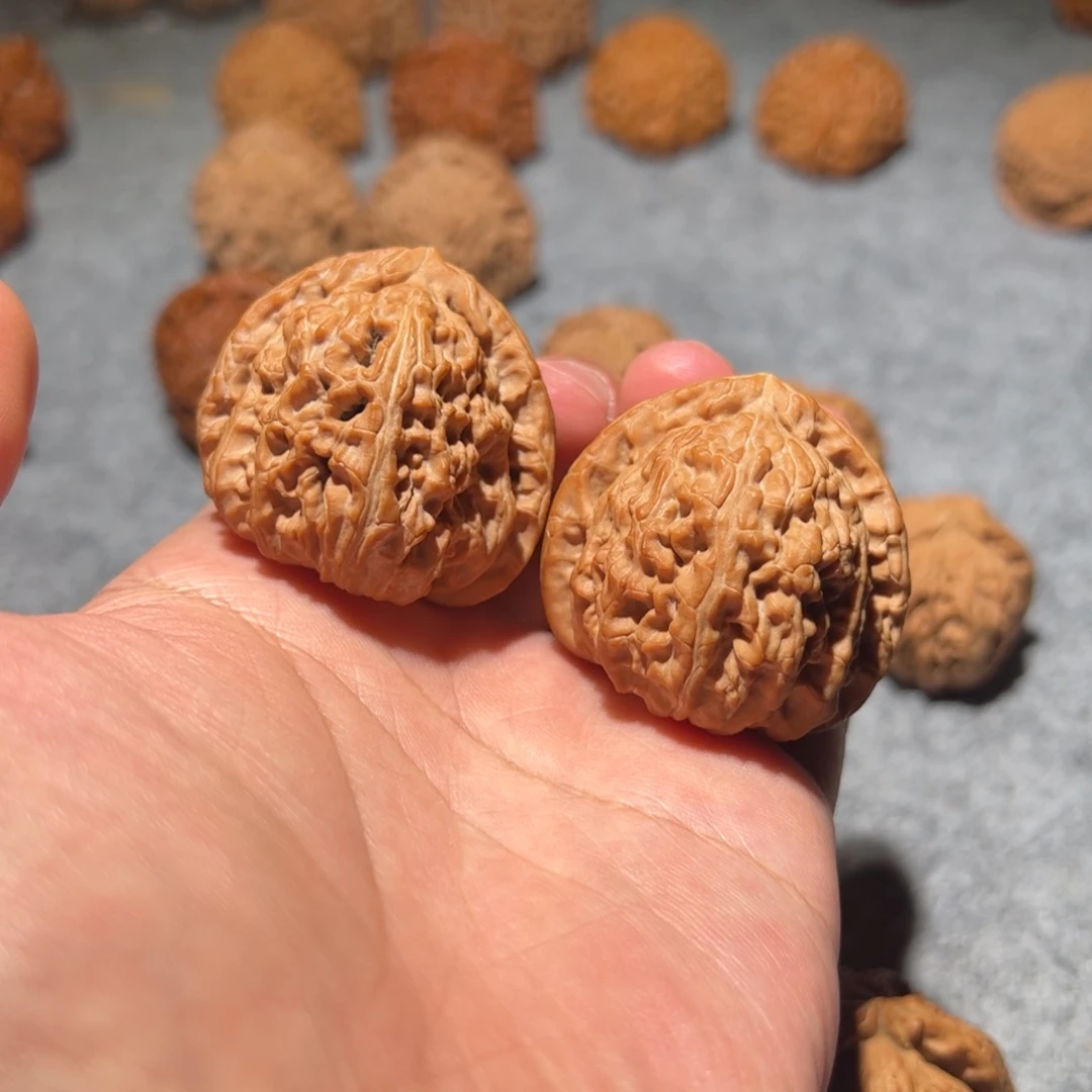 桃核把件40白狮子三角白（头货）