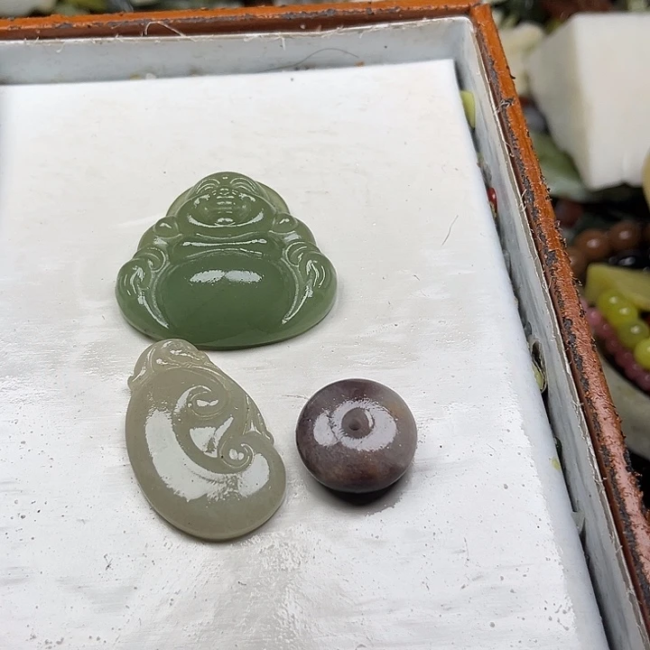 未镶嵌透闪石质玉珠宝奇石